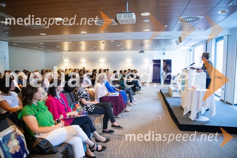 mag. Barbara Hanuš, pedagoginja, knjižničarka, učiteljica slovenščine ter avtorica knjig za otrokeStrokovno srečanje ravnateljic in ravnateljev vrtcev