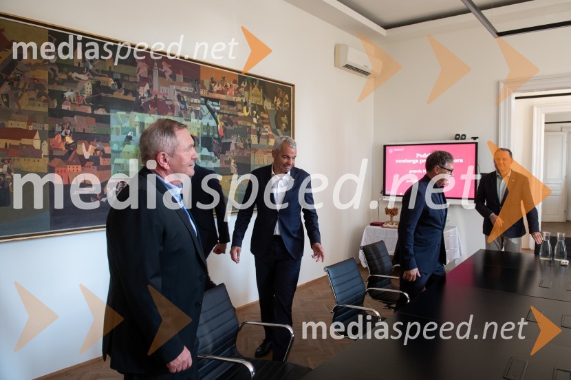  Matjaž Kek, selektor slovenske nogometne reprezentance;  Aleksander Saša Arsenovič, župan, Mestna občina Maribor;  izr. prof. dr.  Matjaž Vogrin, dr. med. specialist ortopedske kirurgije, strokovni direktor UKC Maribor, Predstojnik katedre za ortopedijo na Medicinski fakulteti Univerze v Mariboru, Vodja medicinske službe NK MariborPodelitev Mestnega pečata Maribora Matjažu Keku in prof. dr. Matjažu Vogrinu