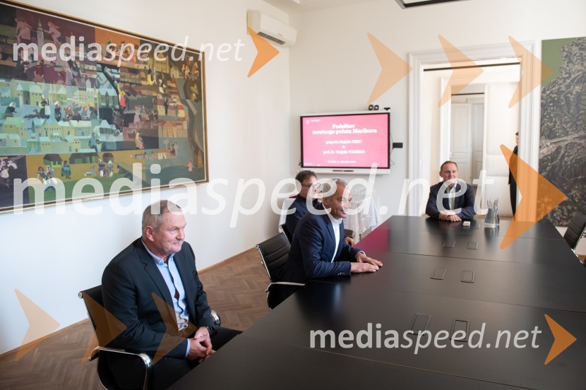  Matjaž Kek, selektor slovenske nogometne reprezentance;  Aleksander Saša Arsenovič, župan, Mestna občina MariborPodelitev Mestnega pečata Maribora Matjažu Keku in prof. dr. Matjažu Vogrinu