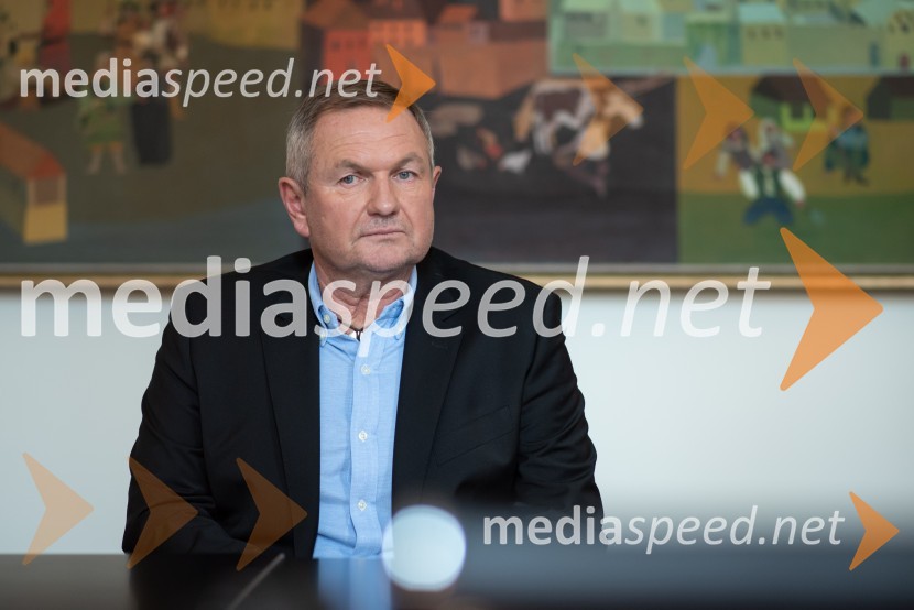  Matjaž Kek, selektor slovenske nogometne reprezentancePodelitev Mestnega pečata Maribora Matjažu Keku in prof. dr. Matjažu Vogrinu