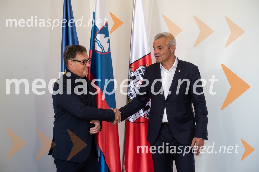  izr. prof. dr.  Matjaž Vogrin, dr. med. specialist ortopedske kirurgije, strokovni direktor UKC Maribor, Predstojnik katedre za ortopedijo na Medicinski fakulteti Univerze v Mariboru, Vodja medicinske službe NK Maribor;  Aleksander Saša Arsenovič, župan, Mestna občina MariborPodelitev Mestnega pečata Maribora Matjažu Keku in prof. dr. Matjažu Vogrinu