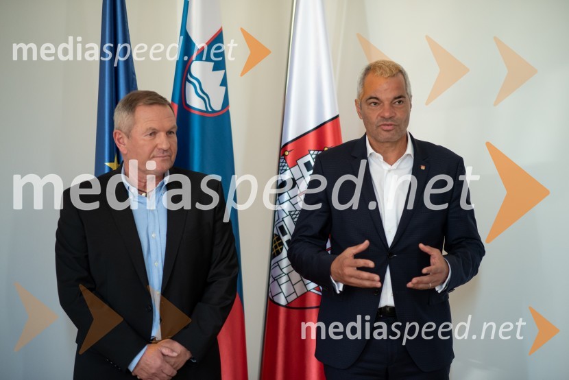  Matjaž Kek, selektor slovenske nogometne reprezentance;  Aleksander Saša Arsenovič, župan, Mestna občina MariborPodelitev Mestnega pečata Maribora Matjažu Keku in prof. dr. Matjažu Vogrinu