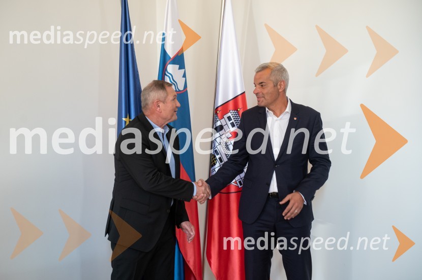  Matjaž Kek, selektor slovenske nogometne reprezentance;  Aleksander Saša Arsenovič, župan, Mestna občina MariborPodelitev Mestnega pečata Maribora Matjažu Keku in prof. dr. Matjažu Vogrinu