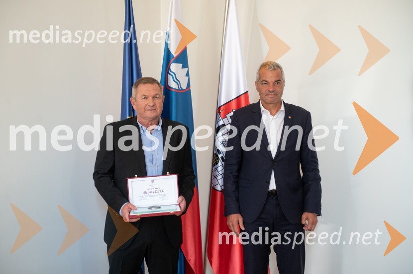  Matjaž Kek, selektor slovenske nogometne reprezentance;  Aleksander Saša Arsenovič, župan, Mestna občina MariborPodelitev Mestnega pečata Maribora Matjažu Keku in prof. dr. Matjažu Vogrinu