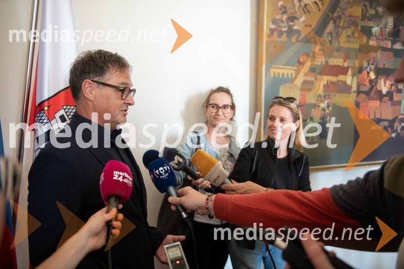  izr. prof. dr.  Matjaž Vogrin, dr. med. specialist ortopedske kirurgije, strokovni direktor UKC Maribor, Predstojnik katedre za ortopedijo na Medicinski fakulteti Univerze v Mariboru, Vodja medicinske službe NK Maribor;  ... ;  ... Podelitev Mestnega pečata Maribora Matjažu Keku in prof. dr. Matjažu Vogrinu