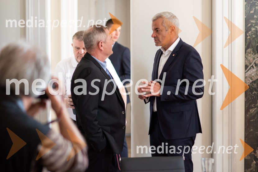  Matjaž Kek, selektor slovenske nogometne reprezentance;  Aleksander Saša Arsenovič, župan, Mestna občina MariborPodelitev Mestnega pečata Maribora Matjažu Keku in prof. dr. Matjažu Vogrinu