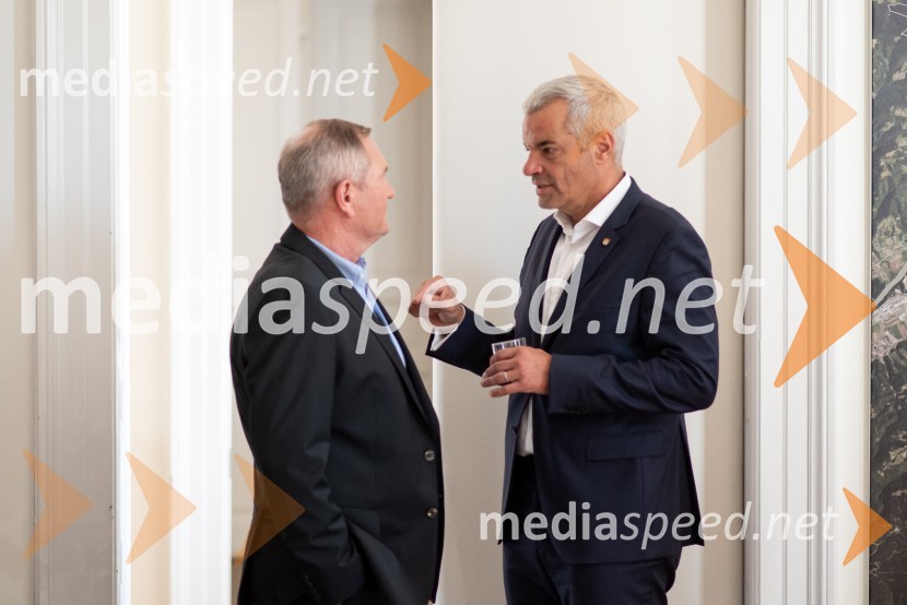  Matjaž Kek, selektor slovenske nogometne reprezentance;  Aleksander Saša Arsenovič, župan, Mestna občina MariborPodelitev Mestnega pečata Maribora Matjažu Keku in prof. dr. Matjažu Vogrinu