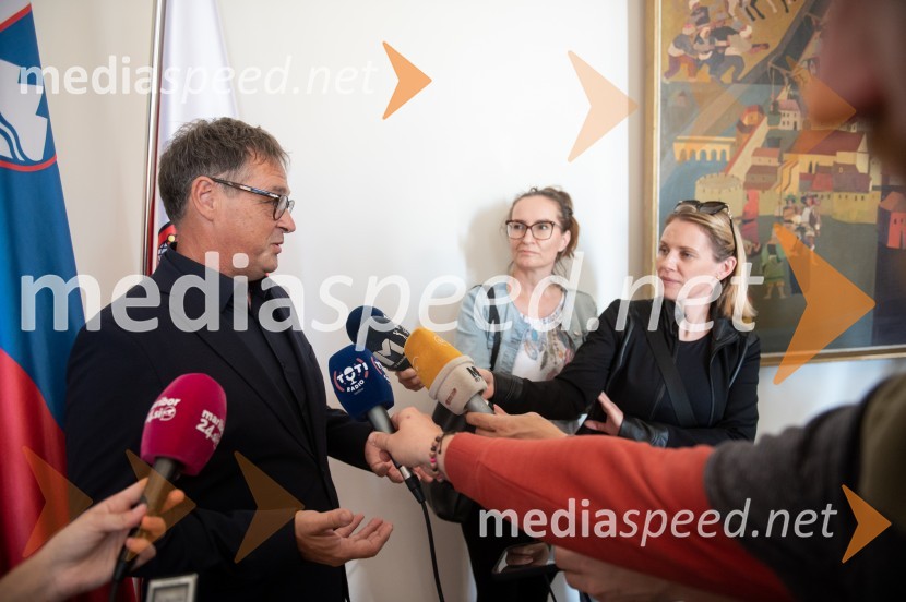  izr. prof. dr.  Matjaž Vogrin, dr. med. specialist ortopedske kirurgije, strokovni direktor UKC Maribor, Predstojnik katedre za ortopedijo na Medicinski fakulteti Univerze v Mariboru, Vodja medicinske službe NK Maribor;  ... ;  ... Podelitev Mestnega pečata Maribora Matjažu Keku in prof. dr. Matjažu Vogrinu