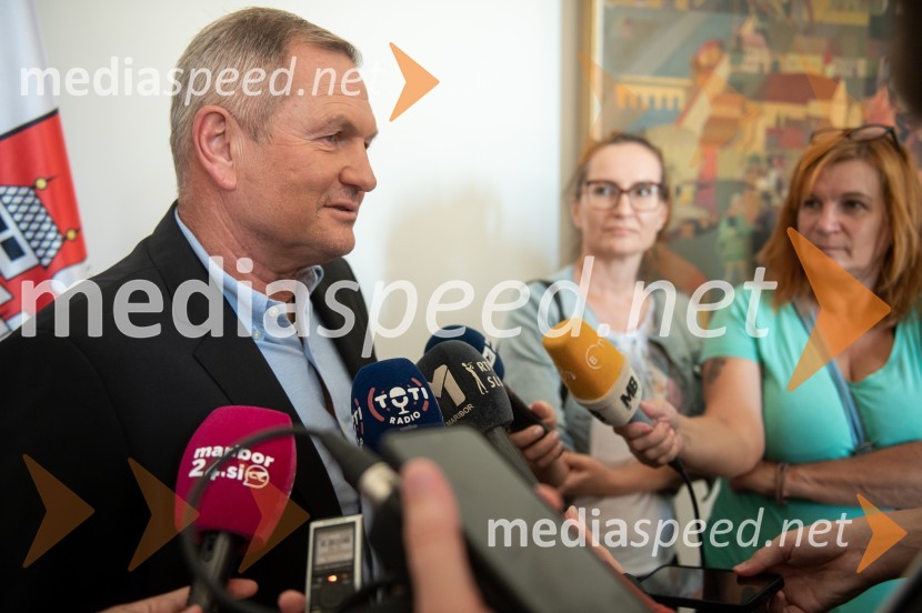  Matjaž Kek, selektor slovenske nogometne reprezentance;  ... ;  ... Podelitev Mestnega pečata Maribora Matjažu Keku in prof. dr. Matjažu Vogrinu