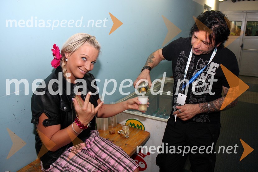 Nika Marolt, organizatorka zabavnega programa v igralniško-zabaviščnem centru Mond ter Aleš Uranjek, glasbeni manager in bobnar skupine Šank RockPiše se leto 2009