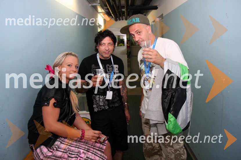 Nika Marolt, organizatorka zabavnega programa v igralniško-zabaviščnem centru Mond, Aleš Uranjek, glasbeni manager in bobnar skupine Šank Rock ter 6 Pack Čukur, raperPiše se leto 2009