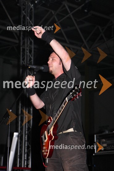 Tomi Meglič, pevec in kitarist skupine SiddhartaPiše se leto 2009