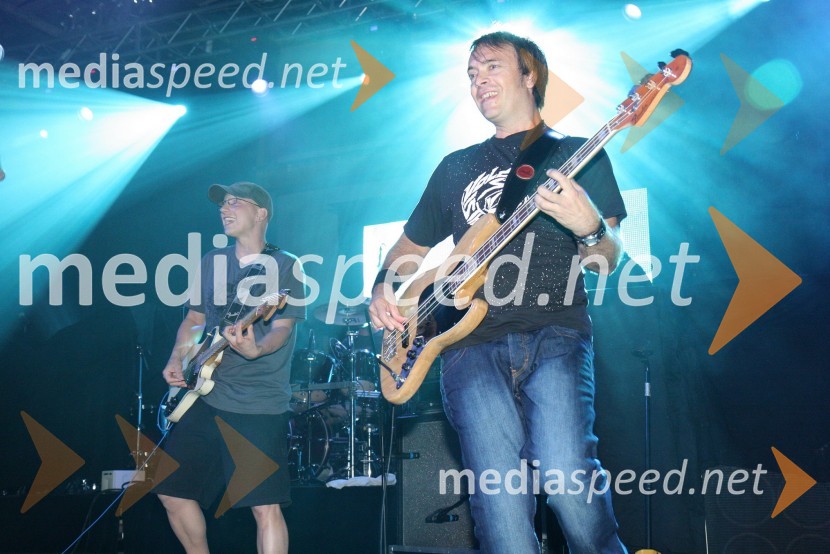 Primož Benko, kitarist in spremljevalni vokalist pri skupini Siddharta ter Jani Hace, basist in spremljevalni vokalist pri skupini SiddhartaPiše se leto 2009