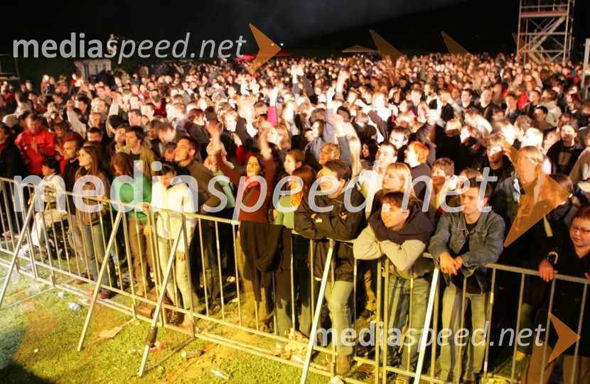 Poslušalci in ljubitelji radia RSi, ki so se udeležili Open air koncertaRSi - Radio Slovenija Internacional Open air