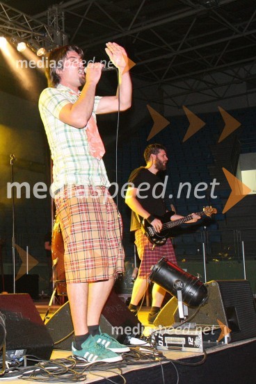 David Kovšca - Buda, pevec skupine Elvis Jackson in Erik Makuc - Slavc, bas kitarist skupine Elvis JacksonPiše se leto 2009