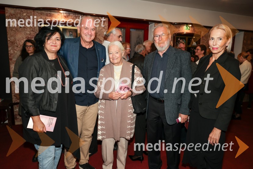  Mojca Jan Zoran, direktorica JSKD;  Marko Zoran, Z & Z, d.o.o.;  Barbara Berce;  ... ;  Vilma Štritof, dramaturginja, Radio SlovenijaKot vsa svobodna dekleta, premiera Prešernovo gledališče Kranj