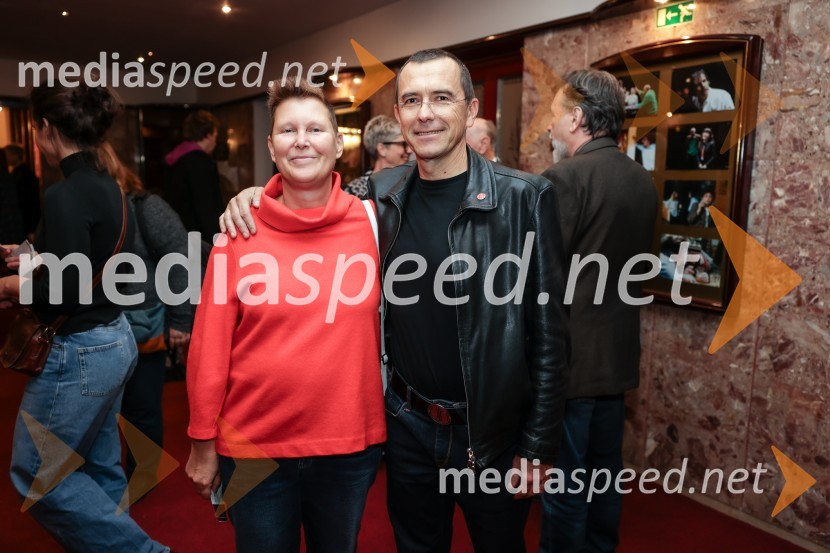  Carmen Urh, arhitektka, Urh arhitekti;  Bruno Urh, arhitekt, Urh arhitektiKot vsa svobodna dekleta, premiera Prešernovo gledališče Kranj