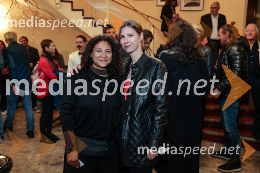  Lina Akif, igralka;  Alja Lobnik, direktorica, Zavod MaskaKot vsa svobodna dekleta, premiera Prešernovo gledališče Kranj