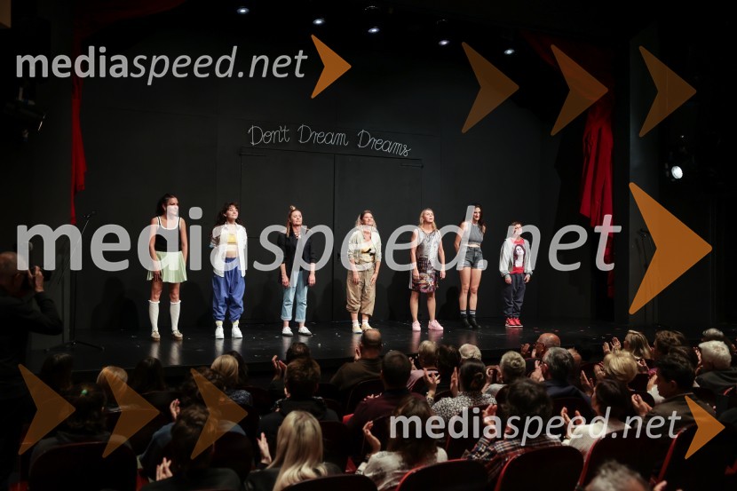  Tamara Avguštin, igralka;  Živa Selan, igralka;  Vesna  Jevnikar, igralka;  Vesna Pernarčič, igralka;  Darja Reichman, igralka;  Miranda  Trnjanin, igralka;  Vesna  Slapar, igralkaKot vsa svobodna dekleta, premiera Prešernovo gledališče Kranj