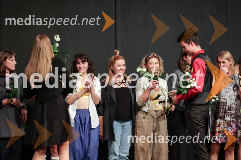  Mojca Madon, režiserka;  Živa Selan, igralka;  Vesna  Jevnikar, igralka;  Vesna Pernarčič, igralka;  Darja Reichman, igralkaKot vsa svobodna dekleta, premiera Prešernovo gledališče Kranj