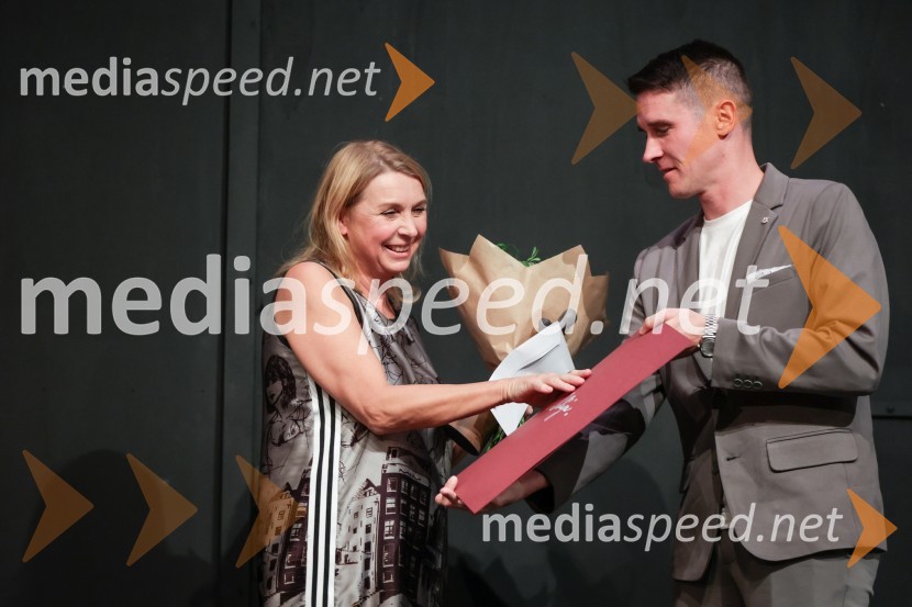  Darja Reichman, igralka;  Janez Černe, podžupan Mestne občine KranjKot vsa svobodna dekleta, premiera Prešernovo gledališče Kranj