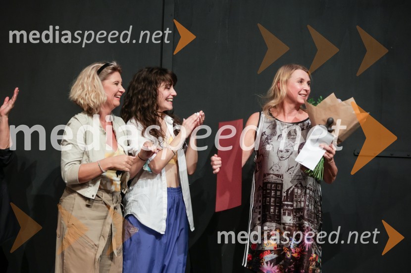  Vesna Pernarčič, igralka;  Živa Selan, igralka;  Darja Reichman, igralkaKot vsa svobodna dekleta, premiera Prešernovo gledališče Kranj