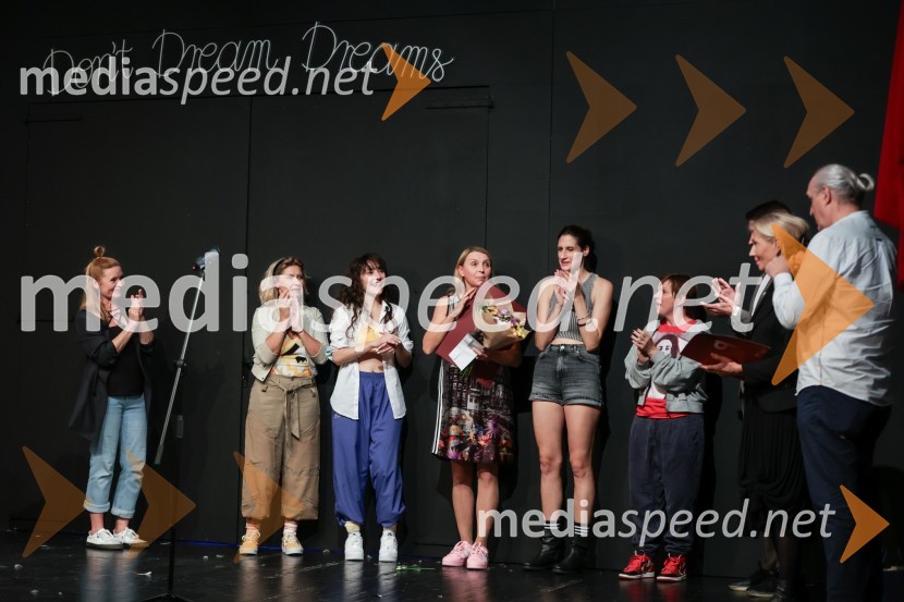  Vesna  Jevnikar, igralka;  Vesna Pernarčič, igralka;  Živa Selan, igralka;  Darja Reichman, igralka;  Miranda  Trnjanin, igralka;  Vesna  Slapar, igralka;  Vilma Štritof, dramaturginja, Radio Slovenija;  Igor KavčičKot vsa svobodna dekleta, premiera Prešernovo gledališče Kranj