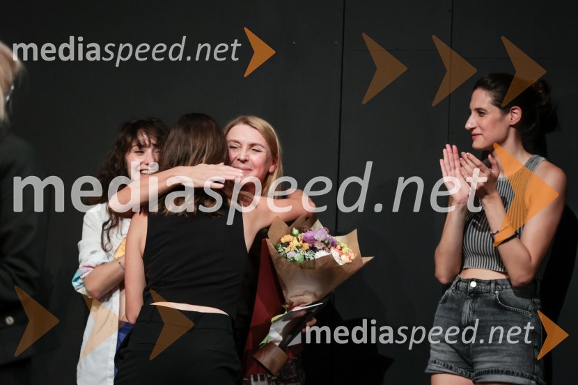  Tina Resman, igralka;  Darja Reichman, igralka;  Miranda  Trnjanin, igralkaKot vsa svobodna dekleta, premiera Prešernovo gledališče Kranj