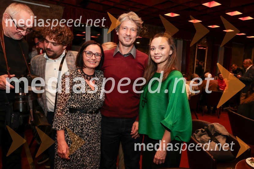 Kot vsa svobodna dekleta, premiera Prešernovo gledališče Kranj