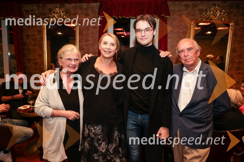  Jelka Reichman, slikarka in ilustratorka;  Darja Reichman, igralka;  Juš Osojnik;  Marjan ReichmanKot vsa svobodna dekleta, premiera Prešernovo gledališče Kranj