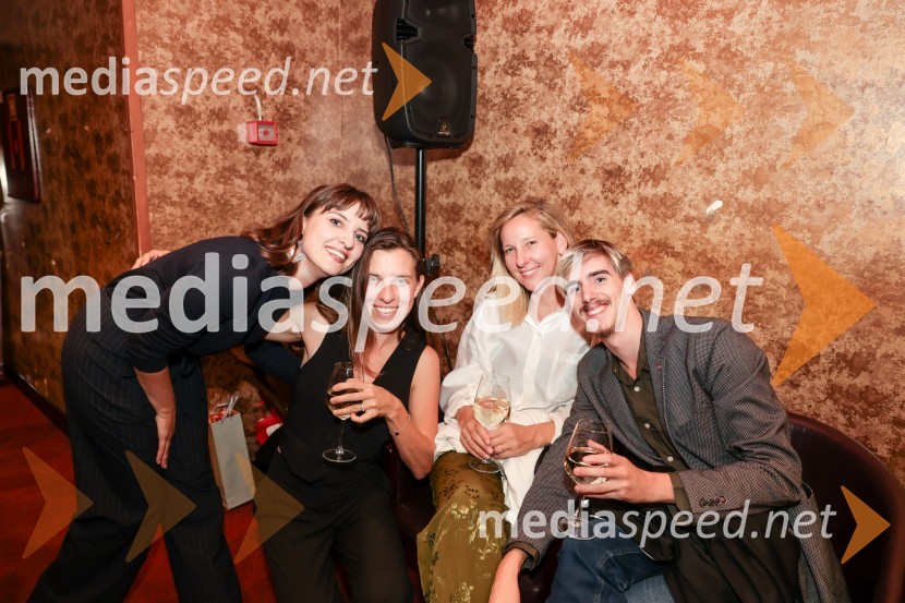  Mojca Madon, režiserka;  Tina Resman, igralka;  Jelena Lasan;  Tilen Oblak, asistent dramaturginjeKot vsa svobodna dekleta, premiera Prešernovo gledališče Kranj