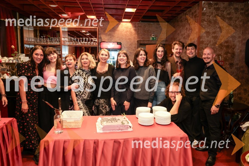  Tamara Avguštin, igralka;  Živa Selan, igralka;  Vesna Slapar, igralka;  Vesna Pernarčič, igralka;  Darja Reichman, igralka;  Mojca Madon, režiserka;  Tanja Šljivar, dramatičarka;  Miranda  Trnjanin, igralka;  Jernej Potočan, režiser;  Jaka Smerkolj Simoneti, dramaturg in kritik;  Dan Pikalo, scenograf;  ... Kot vsa svobodna dekleta, premiera Prešernovo gledališče Kranj