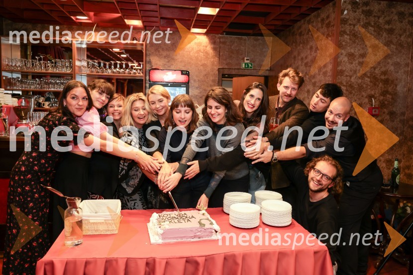  Tamara Avguštin, igralka;  Živa Selan, igralka;  Vesna Slapar, igralka;  Vesna Pernarčič, igralka;  Darja Reichman, igralka;  Mojca Madon, režiserka;  Tanja Šljivar, dramatičarka;  Miranda  Trnjanin, igralka;  Jernej Potočan, režiser;  Dan Pikalo, scenograf;  Jaka Smerkolj Simoneti, dramaturg in kritik;  ... Kot vsa svobodna dekleta, premiera Prešernovo gledališče Kranj