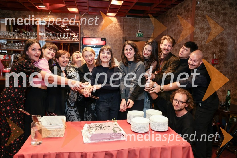  Tamara Avguštin, igralka;  Živa Selan, igralka;  Vesna Slapar, igralka;  Vesna  Pernačič;  Darja Reichman, igralka;  Mojca Madon, režiserka;  Tanja Šljivar, dramatičarka;  Miranda  Trnjanin, igralka;  Jernej Potočan, režiser;  Jaka Smerkolj Simoneti, dramaturg in kritik;  Dan Pikalo, scenograf;  ... Kot vsa svobodna dekleta, premiera Prešernovo gledališče Kranj