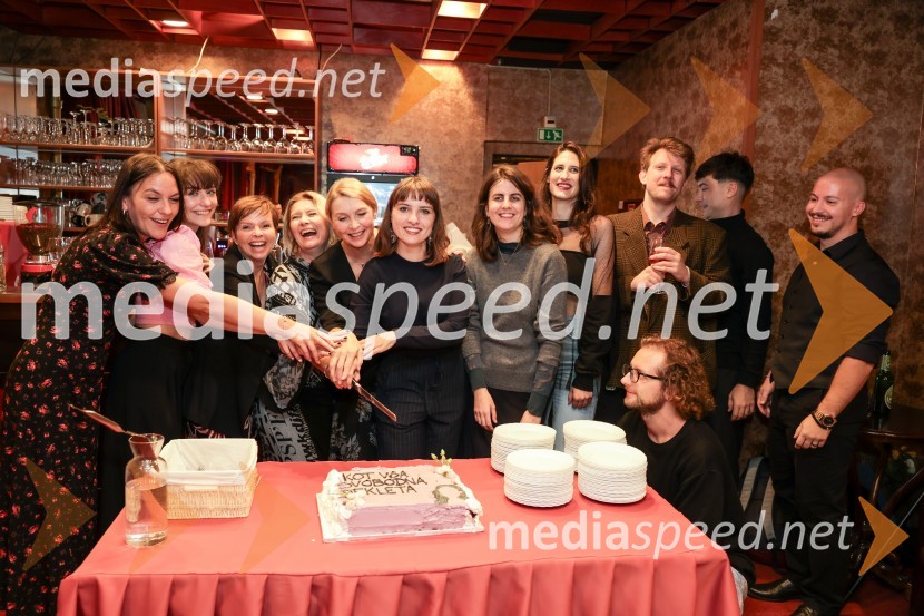  Tamara Avguštin, igralka;  Živa Selan, igralka;  Vesna  Slapar, igralka;  Vesna Pernarčič, igralka;  Darja Reichman, igralka;  Mojca Madon, režiserka;  Tanja Šljivar, dramatičarka;  Miranda  Trnjanin, igralka;  Jaka Smerkolj Simoneti, dramaturg in kritik;  Jernej Potočan, režiser;  Dan Pikalo, scenograf;  ... Kot vsa svobodna dekleta, premiera Prešernovo gledališče Kranj