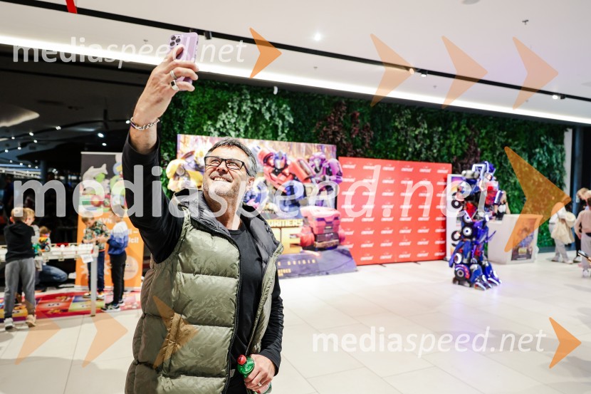  Jernej Kuntner, igralecPremiera Transformerji Ena v Cineplexx Ljubljana