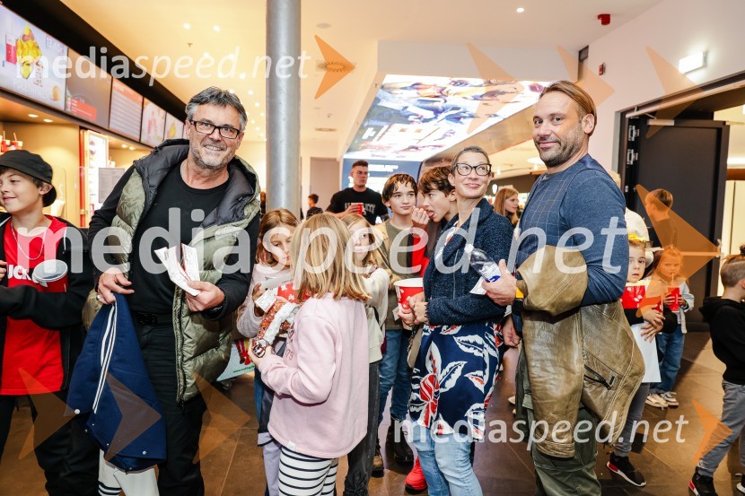  Jernej Kuntner, igralec;  ... ;  Rok Kunaver, igralecPremiera Transformerji Ena v Cineplexx Ljubljana