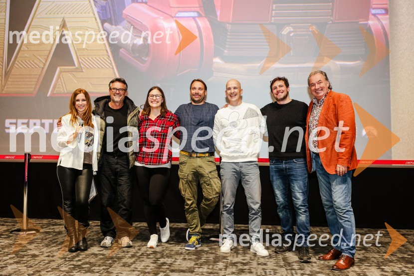  Urška  Majdič, igralka, scenaristka in avtorica glasbe;  Jernej Kuntner, igralec;  Eva Godina, Radio 1;  Rok Kunaver, igralec;  Matevž Müller, igralec;  Žiga Bunič, igralec;  Marjan Bunič, pevec, voditelj, Radio OgnjiščePremiera Transformerji Ena v Cineplexx Ljubljana