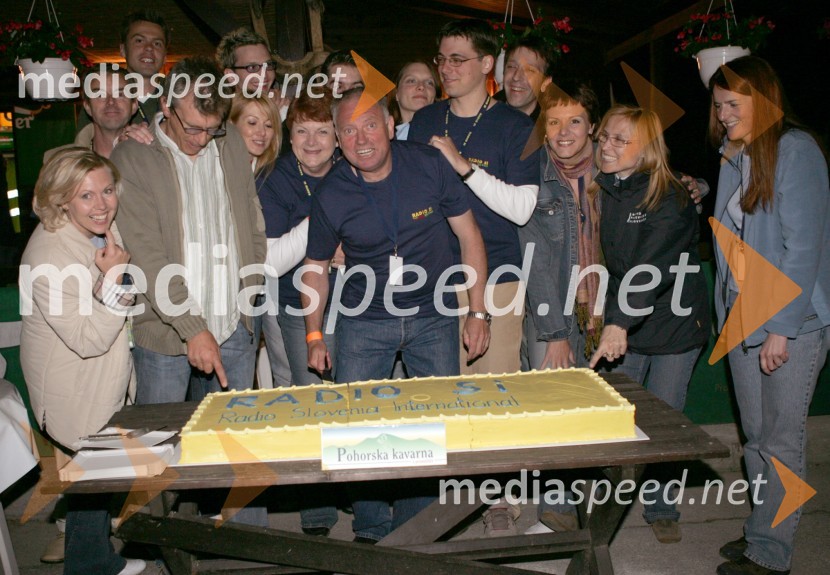 Ekipa radia RSi pred razrezom slastne torte
RSi - Radio Slovenija Internacional Open air