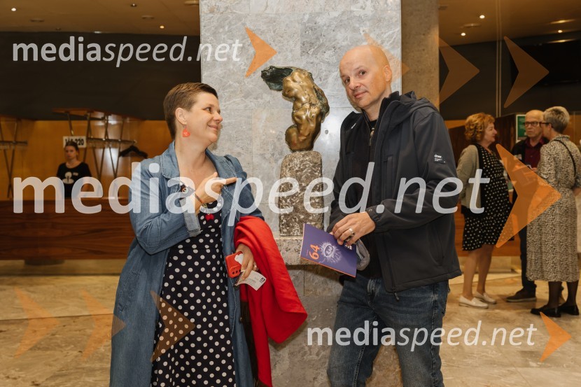  Maja Pertič Gombač, novinarka;  Andraž Gombač, urednik, Beletrina64, premiera drame na odru SNG Nova Gorica