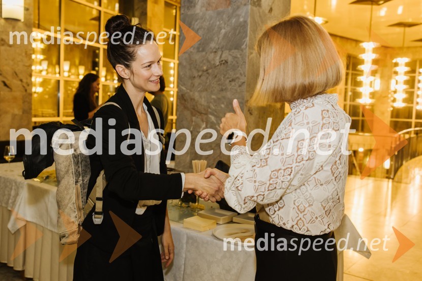  Nika Rozman, igralka;  Metka Sulič, vodja odnosov z javnostjo, SNG Nova Gorica64, premiera drame na odru SNG Nova Gorica