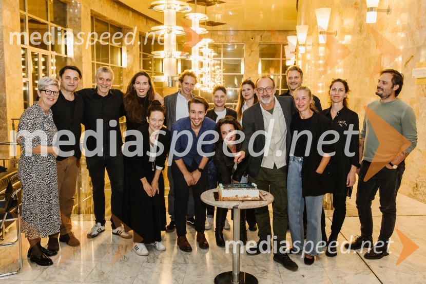  Mirjam Drnovšček, direktorica, SNG Nova Gorica;  Gorazd Jakomini, igralec ;  Radoš Bolčina, igralec;  Nina Šorak, dramaturginja in režiserka;  Nika Rozman, igralka;  Jure Kopušar, igralec;  Laren  Polič Zdravič, glasbenik in igralec;  Brigita Gregorič;  Urška Taufer, igralka;  Anja Pišot, lektorica SNG Nova Gorica;  Blaž Valič, igralec;  Marko Bratuš, umetniški vodja Slovenskega mladinskega gledališča;  Helena Peršuh, igralka;  Urša Vidic, scenografinja;  Milan Ramšak Marković, dramaturg64, premiera drame na odru SNG Nova Gorica