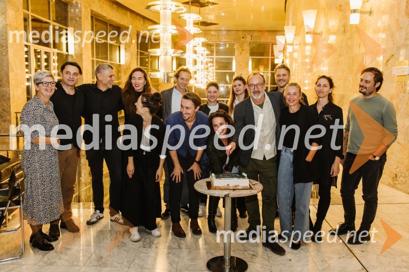  Mirjam Drnovšček, direktorica, SNG Nova Gorica;  Gorazd Jakomini, igralec ;  Radoš Bolčina, igralec;  Nina Šorak, dramaturginja in režiserka;  Nika Rozman, igralka;  Jure Kopušar, igralec;  Laren  Polič Zdravič, glasbenik in igralec;  Brigita Gregorič;  Urška Taufer, igralka;  Anja Pišot, lektorica SNG Nova Gorica;  Blaž Valič, igralec;  Marko Bratuš, umetniški vodja Slovenskega mladinskega gledališča;  Helena Peršuh, igralka;  Urša Vidic, scenografinja;  Milan Ramšak Marković, dramaturg64, premiera drame na odru SNG Nova Gorica