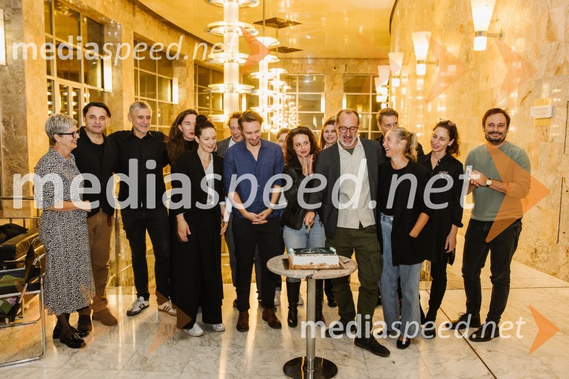  Mirjam Drnovšček, direktorica, SNG Nova Gorica;  Gorazd Jakomini, igralec ;  Radoš Bolčina, igralec;  Nina Šorak, dramaturginja in režiserka;  Nika Rozman, igralka;  Jure Kopušar, igralec;  Urška Taufer, igralka;  Blaž Valič, igralec;  Helena Peršuh, igralka;  Urša Vidic, scenografinja;  Milan Ramšak Marković, dramaturg64, premiera drame na odru SNG Nova Gorica