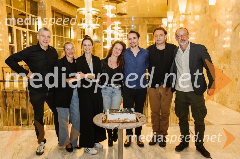  Radoš Bolčina, igralec;  Helena Peršuh, igralka;  Nika Rozman, igralka;  Urška Taufer, igralka;  Jure Kopušar, igralec;  Gorazd Jakomini, igralec ;  Blaž Valič, igralec64, premiera drame na odru SNG Nova Gorica