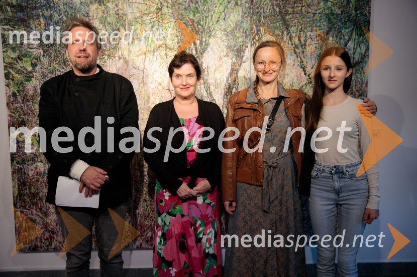  Miklavž Komelj, pesnik, prevajalec, umetnostni zgodovinar;  Petra  Bizilj Silva, kustosinja Generali galerije;  Anja Jerčič Jakob, umetnica;  ... Odprtje razstave z naslovom Obrobja slikarke Anje Jerčič Jakob, Generali Galerija