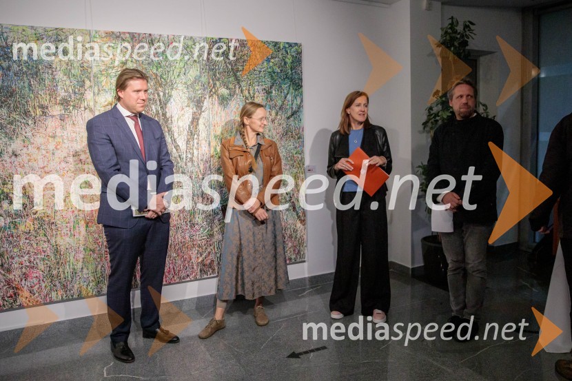  Matija Gantar, namestnik predsednika upravnega odbora družbe KD Group d.d;  Anja Jerčič Jakob, umetnica;  Mateja Prinčič, vodja odnosov z javnostmi, Generali;  Miklavž Komelj, pesnik, prevajalec, umetnostni zgodovinarOdprtje razstave z naslovom Obrobja slikarke Anje Jerčič Jakob, Generali Galerija