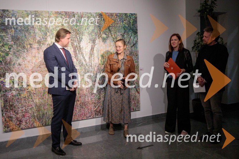  Matija Gantar, namestnik predsednika upravnega odbora družbe KD Group d.d;  Anja Jerčič Jakob, umetnica;  Mateja Prinčič, vodja odnosov z javnostmi, Generali;  Miklavž Komelj, pesnik, prevajalec, umetnostni zgodovinarOdprtje razstave z naslovom Obrobja slikarke Anje Jerčič Jakob, Generali Galerija