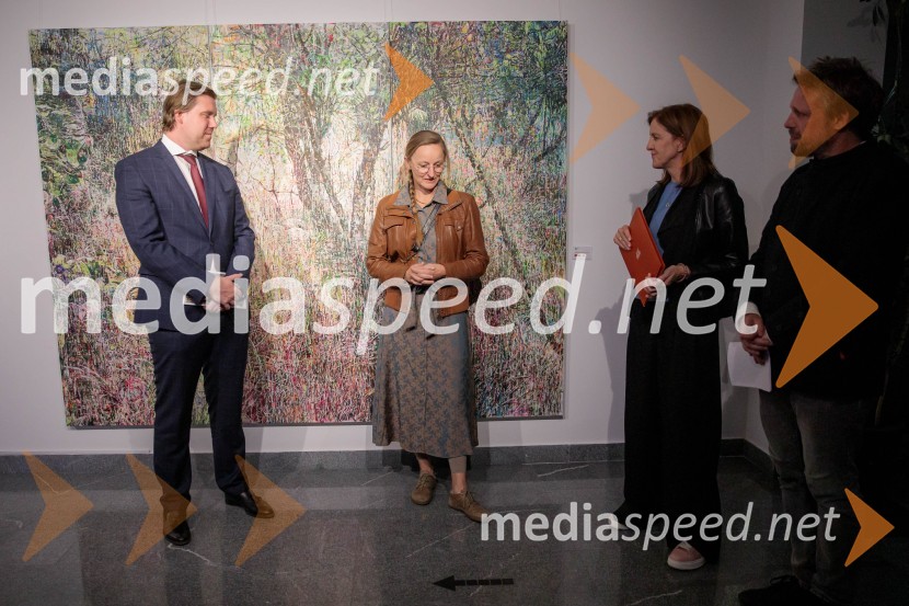  Matija Gantar, namestnik predsednika upravnega odbora družbe KD Group d.d;  Anja Jerčič Jakob, umetnica;  Mateja Prinčič, vodja odnosov z javnostmi, GeneraliOdprtje razstave z naslovom Obrobja slikarke Anje Jerčič Jakob, Generali Galerija