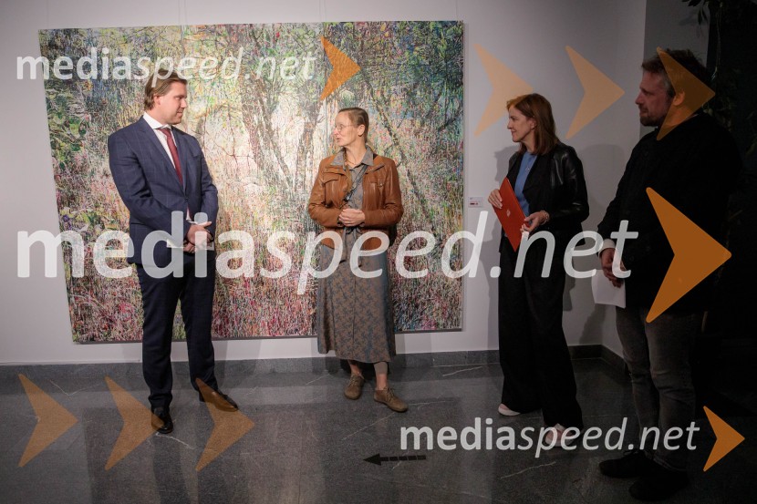  Matija Gantar, namestnik predsednika upravnega odbora družbe KD Group d.d;  Anja Jerčič Jakob, umetnica;  Mateja Prinčič, vodja odnosov z javnostmi, GeneraliOdprtje razstave z naslovom Obrobja slikarke Anje Jerčič Jakob, Generali Galerija